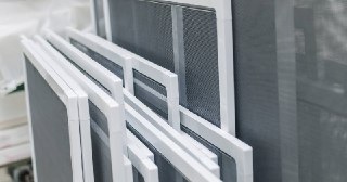 Москитные сетки на пластиковые окна Конаково купить по цене от 947 руб.